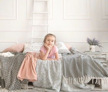 Kleines Bett im kleinen Zimmer – mit Ideen mehr Raum schaffen