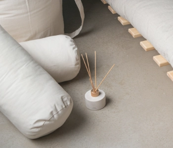 Natürliche Düfte im Schlafzimmer – welche Aromen harmonieren mit Holz und Baumwolle?